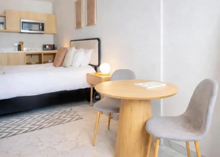 Rooftop Escape • Walk To • Luxury Apartment