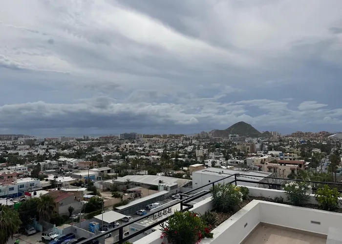 Rooftop Escape • Walk To • Luxury Apartment