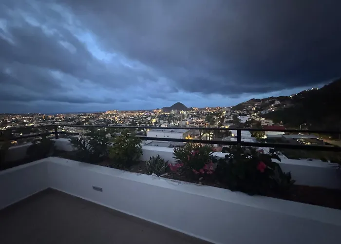 Apartment Rooftop Escape • Walk To • Luxury