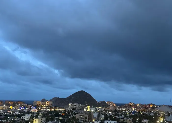 Apartment Rooftop Escape • Walk To • Luxury *