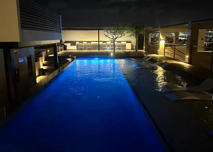 Apartment Rooftop Escape • Walk To • Luxury