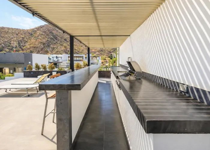 Rooftop Escape • Walk To • Luxury Apartment