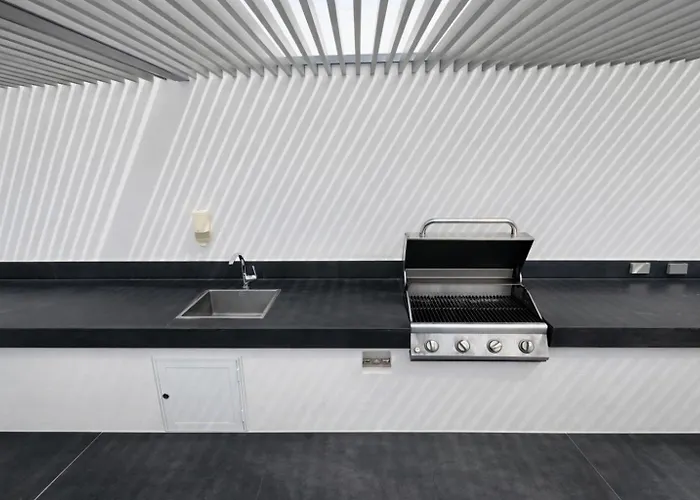 Rooftop Escape • Walk To • Luxury Apartment *